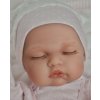 Antonio Juan Realistické miminko holčička Luni na prošívané dece