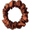 Scrunchie by Terrie – Handmade Saténová gumička na kučeravé vlasy tmavo škoricová Veľkosť 1 Scrunchie by Terrie – Handmade Saténová gumička na kučeravé vlasy tmavo škoricová Veľkosť 1