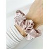 JOHAN, TAI PEI Scrunchie PINK - 4 farebné varianty Farba: Saténová svetlo ružová JOHAN, TAI PEI Scrunchie PINK - 4 farebné varianty Farba: Saténová svetlo ružová