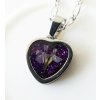 Živicový fialový kvetinový prívesok srdce z chirurgickej ocele (Handmade fialový živicový prívesok s nezábudkami v srdcovom lôžku z chirurgickej ocele s kvetom ) Živicový fialový kvetinový prívesok srdce z chirurgickej ocele (Handmade fialový živicový prívesok s nezábudkami v srdcovom lôžku z chirurgickej ocele s kvetom )