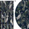 Soovi Home Zatemňovací záves White Herons – modrý podklad, volavky a tropické rastliny v jemnej kresbe Veľkosť: 140x300 na riasiaci pás Soovi Home Zatemňovací záves White Herons – modrý podklad, volavky a tropické rastliny v jemnej kresbe Veľkosť: 140x300 na riasiaci pás
