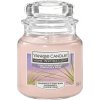 Yankee Candle Vonná sviečka Pink Island Sunset, vôňa citrusov, melónu a čučoriedky, 104 g, 1613614E