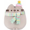 Aurora Plyšová mačička Pusheen s čiapkou a šálom - Pusheen - 26 cm Aurora Plyšová mačička Pusheen s čiapkou a šálom - Pusheen - 26 cm