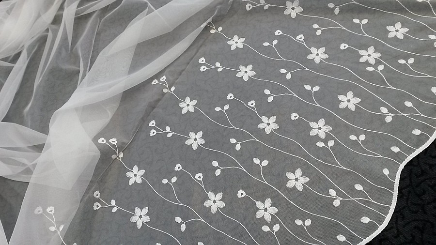 Vyšívaná luxusná záclona GERSTER 11666 biele kvety 175 cm
