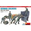 MiniArt German Soldiers w/ Fuel Drums predobjednávka 1:35