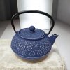 HappyWok Liatinový čajník Hanabi, modro-strieborný (1,0 l) HappyWok Liatinový čajník Hanabi, modro-strieborný (1,0 l)