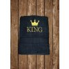 Vyšívaná osuška s nápisom King Farba osušky: Biela, Farba výšivky: Červená Vyšívaná osuška s nápisom King Farba osušky: Biela, Farba výšivky: Červená