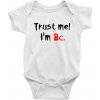 Trust me I´m Bc. / Ver mi som Bc. - Body dojčenské s krátkym rukávom - Krátký r. 6-12 mes ( Biela ) Trust me I´m Bc. / Ver mi som Bc. - Body dojčenské s krátkym rukávom - Krátký r. 6-12 mes ( Biela )