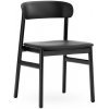 Normann Copenhagen Stolička Herit Chair Spectrum Leather – čierna/čierny dub Normann Copenhagen Stolička Herit Chair Spectrum Leather – čierna/čierny dub