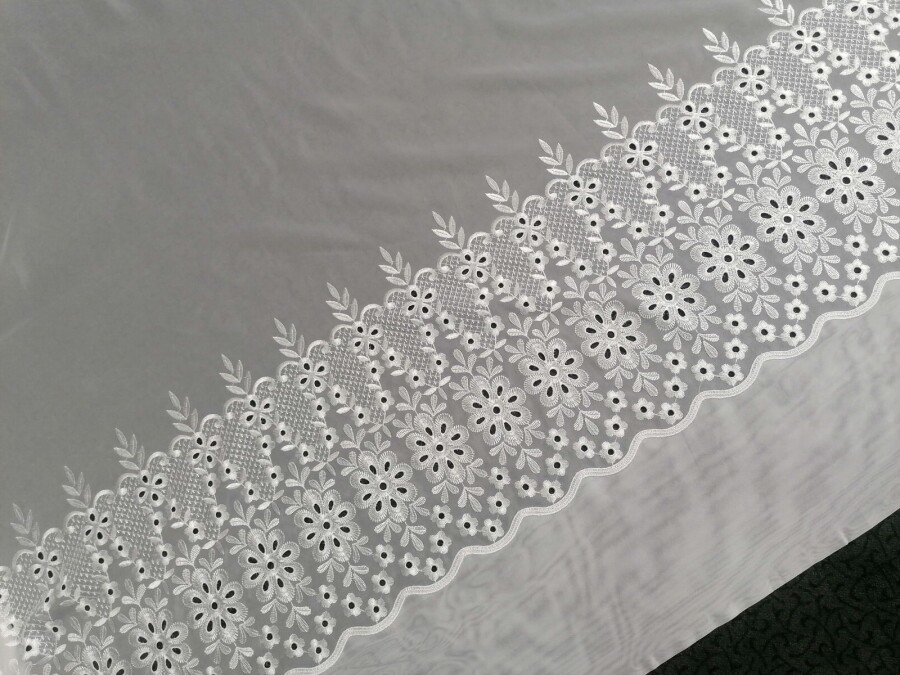 Luxusná vyšívaná záclona Melánia biela 17560 280 cm