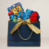 Darčekový balíček Paw Patrol Chase v luxusnej modrej taške so zlatou mašľou Darčekový balíček Paw Patrol Chase v luxusnej modrej taške so zlatou mašľou