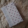 Obal na knihu 22,5cm x 35cm - Farba: srdiečka červené, Materiál: Bavlna,ľan Obal na knihu 22,5cm x 35cm - Farba: srdiečka červené, Materiál: Bavlna,ľan