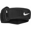 Nike Elbow Band – čierno-biely páskový chránič lakťa, veľkosť S/M Nike Elbow Band – čierno-biely páskový chránič lakťa, veľkosť S/M