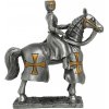 MystiCalls Cínový rytíř křižák v hrncové helmě na dekorovaném koni MystiCalls Cínový rytíř křižák v hrncové helmě na dekorovaném koni