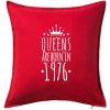 Queens are born in 1976 - Vankúš 50x50 - 50x50 - Iba poťah ( Červená ) Queens are born in 1976 - Vankúš 50x50 - 50x50 - Iba poťah ( Červená )