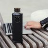 Equa Sklenená fľaša MISMATCH graphite, v koženkovom obale Borosilikátové sklo + plsť 750 ml Equa Sklenená fľaša MISMATCH graphite, v koženkovom obale Borosilikátové sklo + plsť 750 ml