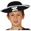 Čierny pirátsky klobúk s bielou lebkou dal deťom Čierny pirátsky klobúk s bielou lebkou dal deťom