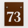 Solárne domové číslo – obdĺžnikový na výšku Farba a štýl: Hnedá tabuľa + pätkové čísla Solárne domové číslo – obdĺžnikový na výšku Farba a štýl: Hnedá tabuľa + pätkové čísla