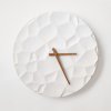 ODLITO ODLIATO Betónové nástenné hodiny Mesačný kráter – biela – 50 cm – hnedé ručičky ODLITO ODLIATO Betónové nástenné hodiny Mesačný kráter – biela – 50 cm – hnedé ručičky