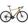 Cestný bicykel MERIDA SCULTURA ENDURANCE GR 700 Veľkosť rámu: L na výšku postavy 182-188 cm tmavý med čierny Cestný bicykel MERIDA SCULTURA ENDURANCE GR 700 Veľkosť rámu: L na výšku postavy 182-188 cm tmavý med čierny