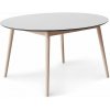 Okrúhly rozkladací jedálenský stôl s bielou doskou a prídavnou doskou ø 135 cm Meza – Hammel Furniture Okrúhly rozkladací jedálenský stôl s bielou doskou a prídavnou doskou ø 135 cm Meza – Hammel Furniture
