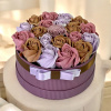 Guľatý fialový flower box s farebnými ružami Guľatý fialový flower box s farebnými ružami