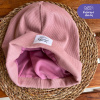 Rebro čiapka Kučeravé dievča so saténovým podšitím - ružová dospelácka šmolko verzia Rebro čiapka Kučeravé dievča so saténovým podšitím - ružová dospelácka šmolko verzia