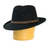 Vlnený klobúk zdobený koženým opaskom - čierny 57