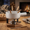 SPRING Winterthur – súprava na fondue pre 6 os. 8 ks keramika/kov/dubové drevo 1,8 l priem. 20 cm biely SPRING Winterthur – súprava na fondue pre 6 os. 8 ks keramika/kov/dubové drevo 1,8 l priem. 20 cm biely