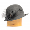 Karpet Dámsky klobúk zdobený závojom a vlneným opaskom tmavo šedá 57 Karpet Dámsky klobúk zdobený závojom a vlneným opaskom tmavo šedá 57