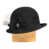 Karpet Dámsky klobúk zdobený závojom a vlneným opaskom čierna 57 Karpet Dámsky klobúk zdobený závojom a vlneným opaskom čierna 57