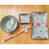 Sushi set riadu pre dvoch, japonský štýl s kvetinovým motívom Sushi set riadu pre dvoch, japonský štýl s kvetinovým motívom