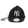 Klíčenka New Era - MLB Mini Cap Keychain - NY Yankees - Team Color velikost One Size Klíčenka New Era - MLB Mini Cap Keychain - NY Yankees - Team Color velikost One Size