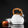 Biely čajník s píšťalkou Curly 1,8 l AMBITION Biely čajník s píšťalkou Curly 1,8 l AMBITION