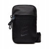 Nike BA5904-011 Black Sports Batoh (Nike Unisex 1L Shadder na čiernom ramene) Nike BA5904-011 Black Sports Batoh (Nike Unisex 1L Shadder na čiernom ramene)