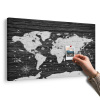 Obraz na korku čiernobiela mapa na drevenom pozadí Obraz na korku čiernobiela mapa na drevenom pozadí