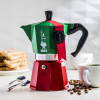 BIALETTI Moka Express Italia pre 6 šálky espressa (6 tz) červeno-zelená - hliníkový tlakový kávovar BIALETTI Moka Express Italia pre 6 šálky espressa (6 tz) červeno-zelená - hliníkový tlakový kávovar