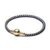 Pozlátený náramok PANDORA Moments s modrou šnúrkou 19 cm 563816C02-19 Pozlátený náramok PANDORA Moments s modrou šnúrkou 19 cm 563816C02-19