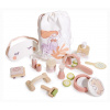 Drevený kúpeľňový set pre bábiku Spa Retreat Set Tender Leaf Toys v textilnej taške s 11 doplnkami Drevený kúpeľňový set pre bábiku Spa Retreat Set Tender Leaf Toys v textilnej taške s 11 doplnkami