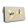 Módna dámska vyšívaná kožená peňaženka č.8606 s motívom Včeličiek, béžová farba Módna dámska vyšívaná kožená peňaženka č.8606 s motívom Včeličiek, béžová farba