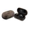 Guess Wireless Earbuds 4G Metal bezdrôtové slúchadlá (GUTWSP4EGW) - s dokovacou stanicou, Bluetooth 5.3, TWS, ENC, IPX5, 300mAh - Hnedé Guess Wireless Earbuds 4G Metal bezdrôtové slúchadlá (GUTWSP4EGW) - s dokovacou stanicou, Bluetooth 5.3, TWS, ENC, IPX5, 300mAh - Hnedé