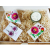 Handmade folklórny darčekový box s náušnicami, sviečkou a dekoráciami (Darčeková krabička pre ženy ) Handmade folklórny darčekový box s náušnicami, sviečkou a dekoráciami (Darčeková krabička pre ženy )
