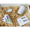 Handmade levanduľový darčekový box s náušnicami, sviečkou a dekoráciami (Darčeková krabička pre ženy ) Handmade levanduľový darčekový box s náušnicami, sviečkou a dekoráciami (Darčeková krabička pre ženy )