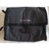 Krásny Calvin Klein 6467865 Gray (Calvin Klein kozmetička tmavo šedá unisex) Krásny Calvin Klein 6467865 Gray (Calvin Klein kozmetička tmavo šedá unisex)