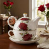 Porcelánový čajový a kávový džbánik s šálkou a tanierikom ČERVENÁ RUŽA BIELY 0,45 l Porcelánový čajový a kávový džbánik s šálkou a tanierikom ČERVENÁ RUŽA BIELY 0,45 l