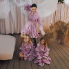 Trojset- Scarlet mušelínové volánové šaty Veľkosť dieťa 1: 98/104, Veľkosť dieťa 2: 98/104, Veľkosť mama: L/XL Trojset- Scarlet mušelínové volánové šaty Veľkosť dieťa 1: 98/104, Veľkosť dieťa 2: 98/104, Veľkosť mama: L/XL