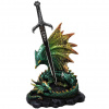 MystiCalls Dekorativní soška Zelený drak s otvírákem dopisů – ručně malovaný (20 cm) MystiCalls Dekorativní soška Zelený drak s otvírákem dopisů – ručně malovaný (20 cm)