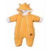 Baby Nellys ® Kombinézka s dvojitým zapínaním, s kapucňou a uškami - horčicová, veľ. 62 Baby Nellys ® Kombinézka s dvojitým zapínaním, s kapucňou a uškami - horčicová, veľ. 62