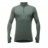 Pánsky funkčný merino rolák Devold Expedition Man Zip Neck Forest XL Pánsky funkčný merino rolák Devold Expedition Man Zip Neck Forest XL