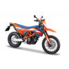 Maisto - Motocykel so stojanom, 2023 KTM 690 SMC R, oranžovo-modrá, 1:12 Maisto - Motocykel so stojanom, 2023 KTM 690 SMC R, oranžovo-modrá, 1:12